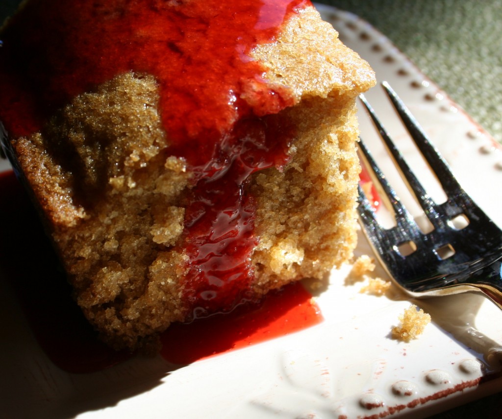 Fast and easy Almond Cake with fresh Strawberry coulis